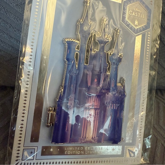 NEW Disney Castle Collection Series 1/10 Limited Cinderella Castle Jumbo Pin - Picture 8 of 15